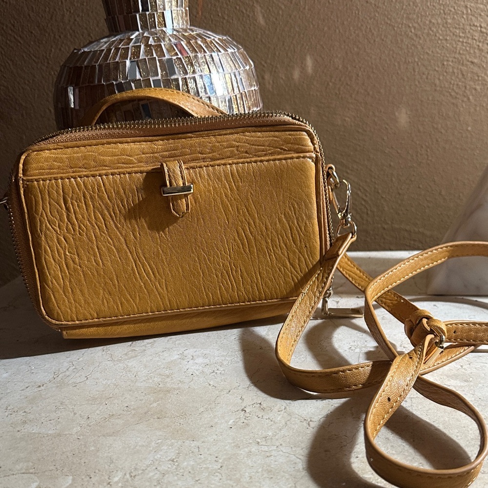 Elegant Tan Leather Crossbody Bag